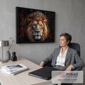 Leão de olhos azuis com coroa dourada cravejada de pedras azuis, fundo escuro pintado, quadro decorativo
