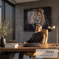 Quadro Decorativo Grande Leão Olhar Intenso para Sala Preto | quadros decorativos | retrato de leão com juba dourada e olhos âmbar sobre fundo preto | em ambiente 2 | Porao dos Quadros