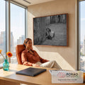 Quadro Decorativo Grande Cachorro e Criança para Sala Preto | quadros decorativos | cachorro deitado apoiado no joelho de criança em beco de pedra, preto e branco | em ambiente 2 | Porao dos Quadros