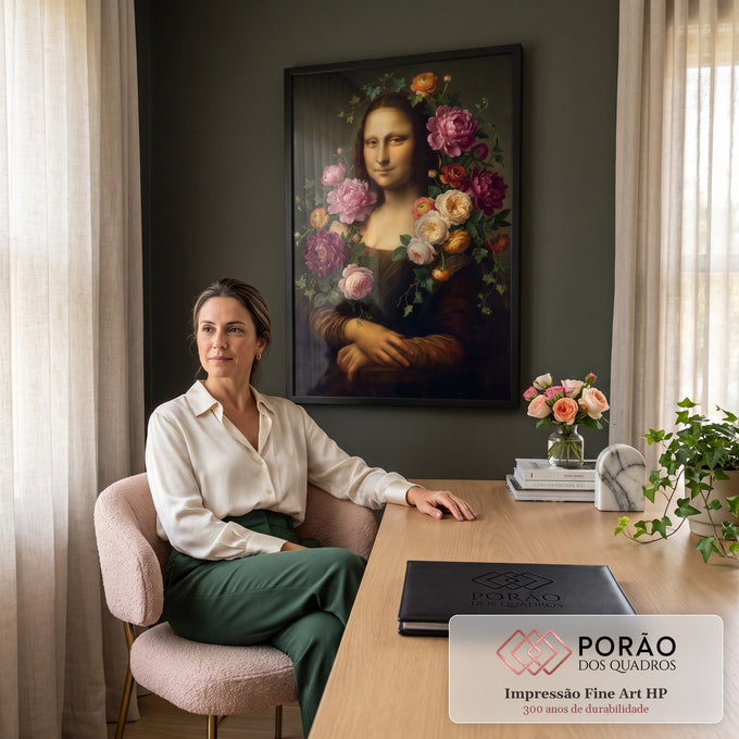 Quadro Decorativo Grande Mona Lisa Clássico para Sala Rosa | quadros decorativos | retrato de mulher clássica emoldurada por guirlanda de peônias e rosas em tons rosados | em ambiente 2 | Porao dos Quadros