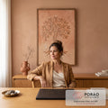 Quadro Decorativo Grande Árvore da Vida Dourado para Sala | quadros decorativos | árvore da vida em relevo dourado com galhos entrelaçados sobre fundo terracota | em ambiente 2 | Porao dos Quadros