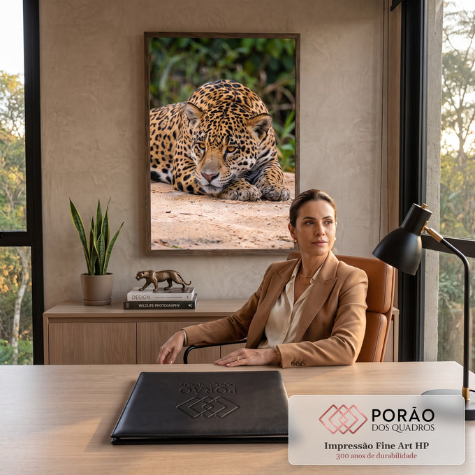Quadro Decorativo Grande Onça-Pintada Deitada para Sala | quadros decorativos | onça-pintada deitada na areia com olhar fixo e pelagem dourada manchada de preto | em ambiente 2 | Porao dos Quadros