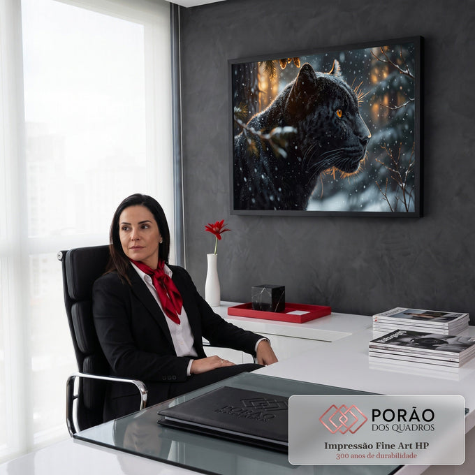 Pantera negra de perfil com olhos âmbar sob a neve na floresta com luz dourada ao fundo, quadro decorativo