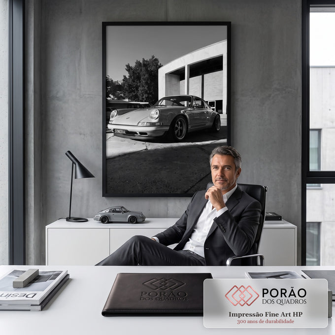 Porsche 911 Singer clássico em fotografia preto e branco diante de prédio moderno, quadro decorativo