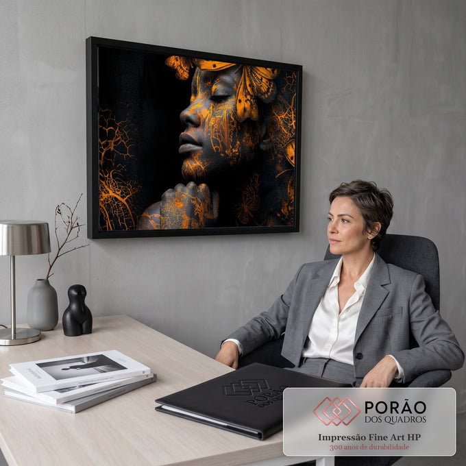 Quadro Decorativo Grande Rosto Rachaduras Douradas para Sala | quadros decorativos | rosto feminino em perfil com rachaduras douradas e borboletas sobre fundo preto | em ambiente 2 | Porao dos Quadros