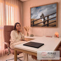 Cavalo branco atrás de cerca de madeira rústica, colinas secas e céu nublado ao fundo, quadro decorativo