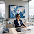 Quadro Decorativo Grande Mapa Mundi Sala para Sala Azul | quadros decorativos | mapa-múndi em relevo texturizado com continentes brancos e oceano em tons de azul | em ambiente 2 | Porao dos Quadros