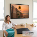 Quadro Decorativo Grande Girassol Cerca para Sala Amarelo | quadros decorativos | girassol amarelo sobre cerca de madeira com praia e pôr do sol ao fundo | em ambiente 2 | Porao dos Quadros