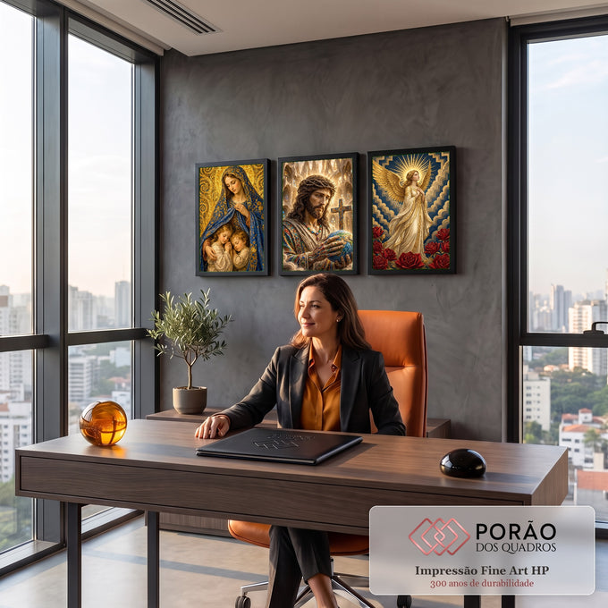 Quadro Decorativo Kit 3 Telas Nossa Senhora Anjo para Sala | quadros decorativos | tríptico sacro com Nossa Senhora, Jesus com coroa de espinhos e anjo dourado | em ambiente 2 | Porao dos Quadros