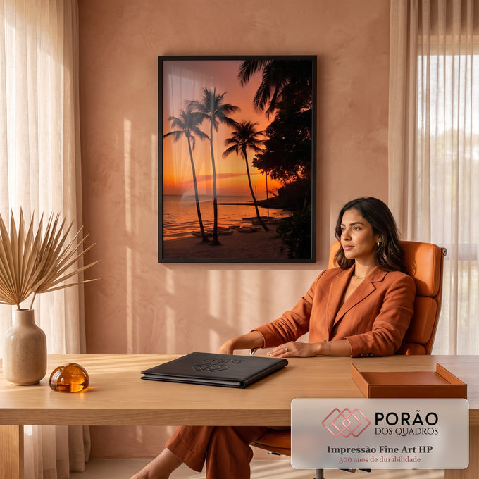Coqueiros em silhueta na praia tropical com caiaques na areia e céu laranja ao pôr do sol, quadro decorativo