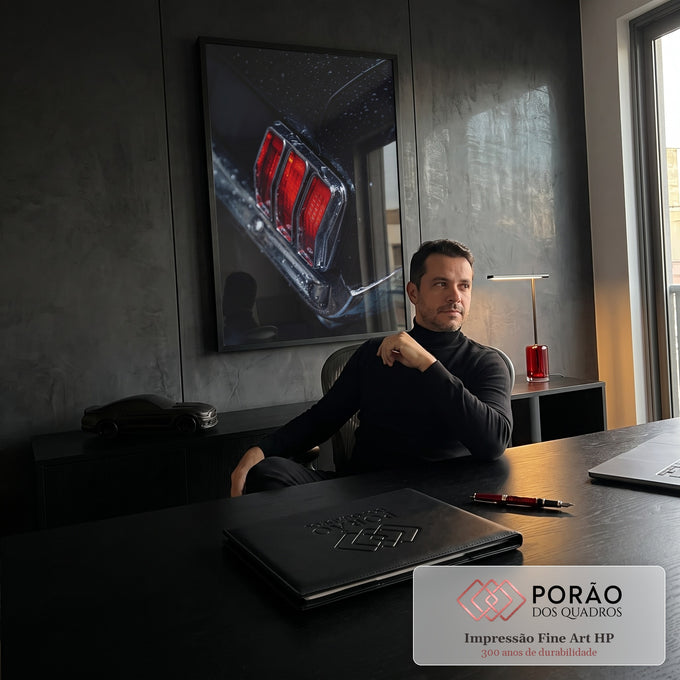 Close de lanterna traseira vermelha de carro clássico preto com cromado e gotas de chuva, quadro decorativo