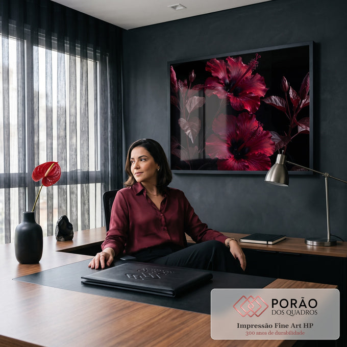 Quadro Decorativo Grande Hibisco para Sala Vermelho | quadros decorativos | duas flores de hibisco vermelho escuro com estames visíveis sobre fundo preto | em ambiente 2 | Porao dos Quadros