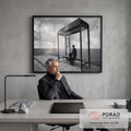 Foto preto e branco de idoso de boina em ponto de ônibus escrito LIFE no campo, quadro decorativo