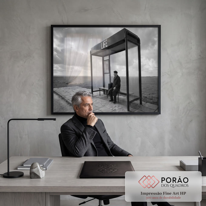 Foto preto e branco de idoso de boina em ponto de ônibus escrito LIFE no campo, quadro decorativo