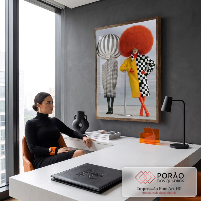 Duas mulheres fashion com perucas gigantes laranja e listrada e casacos xadrez, quadro decorativo