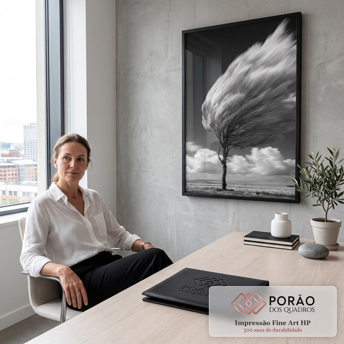 Árvore solitária com copa desfocada pelo vento, nuvens e céu escuro em preto e branco, quadro decorativo