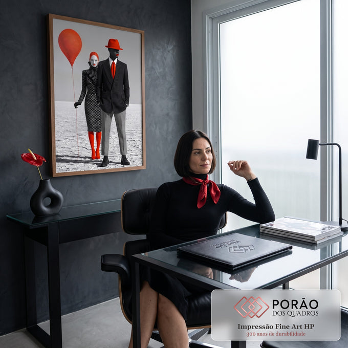Casal surreal de moda com balão vermelho e chapéu vermelho em deserto de sal, quadro decorativo