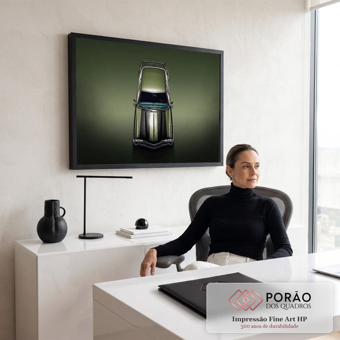 Quadro Decorativo Grande Carro Clássico para Sala Verde | quadros decorativos | carro clássico verde-oliva com listras pretas no capô visto de cima | em ambiente 2 | Porao dos Quadros