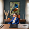 Estorninho soberbo azul iridescente com peito laranja pousado em tronco seco, fundo verde, quadro decorativo