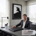 Silhueta de cavaleira em cavalo empinado diante de Porsche clássico, foto preto e branco, quadro decorativo