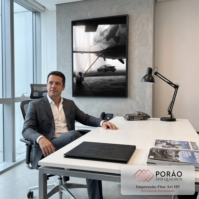 Porsche 911 clássico na pista vista sob asa de avião camuflado em névoa, foto P&B, quadro decorativo