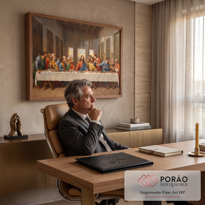 Quadro Decorativo Grande Última para Sala Marrom | quadros decorativos | treze figuras à mesa em cena clássica inspirada na Última Ceia, tons terrosos e dourados | em ambiente 2 | Porao dos Quadros