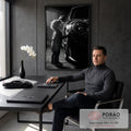 Menino pequeno tocando o farol de um Porsche esportivo em fotografia preto e branco, quadro decorativo
