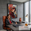Rosto de mulher com pintura facial colorida, penas e lenço vermelho em fundo texturizado, quadro decorativo