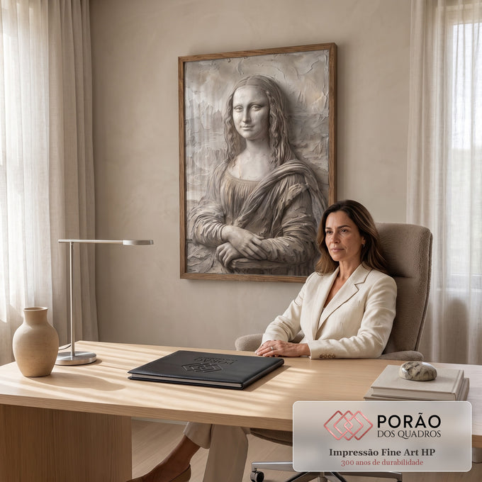 Quadro Decorativo Grande Mona Lisa para Sala Bege | quadros decorativos | Mona Lisa esculpida em relevo de pedra com textura rachada em tons bege | em ambiente 2 | Porao dos Quadros
