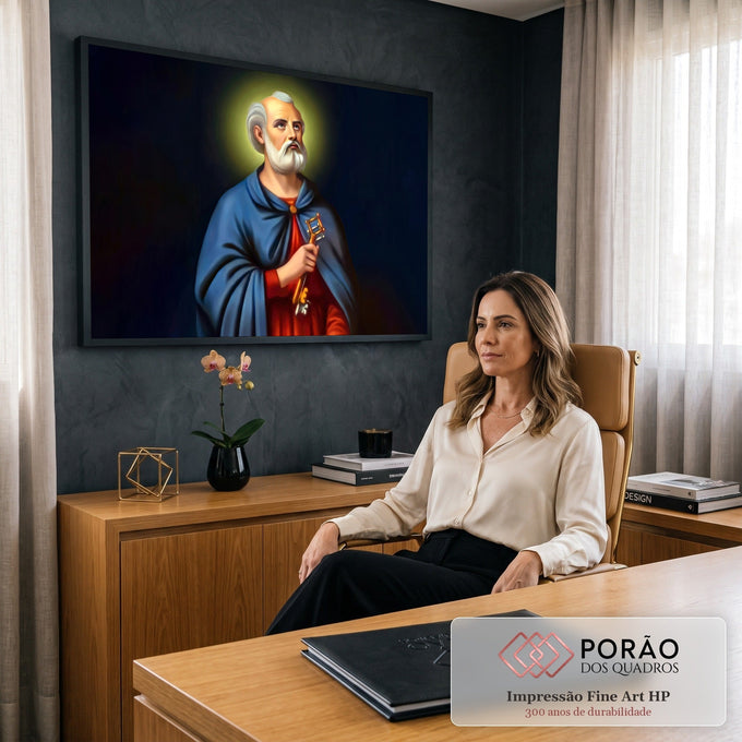 São Pedro apóstolo com auréola, manto azul e chave dourada sobre fundo azul escuro, quadro decorativo
