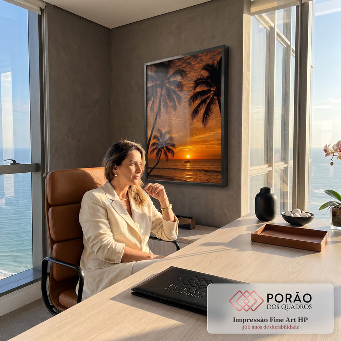 Quadro Decorativo Grande Pôr do Sol Palmeiras para Sala | quadros decorativos | silhueta de palmeiras contra céu laranja de pôr do sol com barco ao longe | em ambiente 2 | Porao dos Quadros