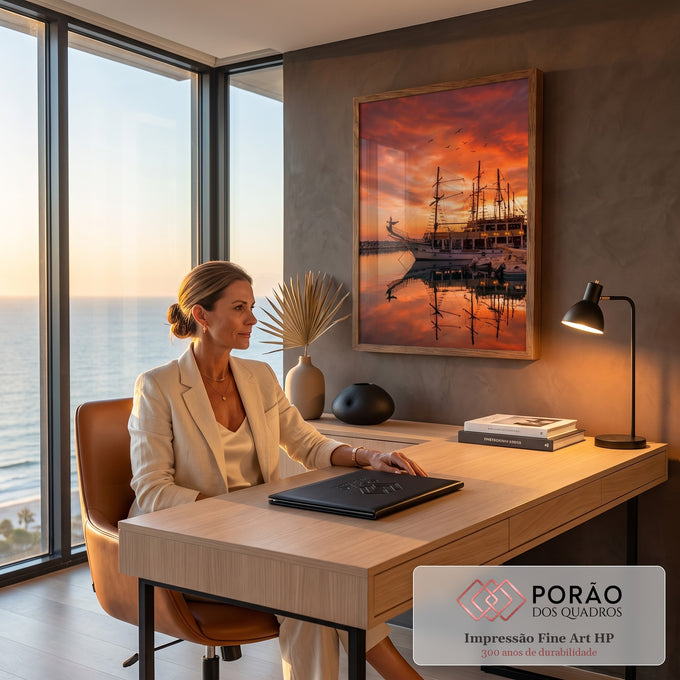 Galeão com mastros refletido na água do porto sob céu laranja de pôr do sol e gaivotas, quadro decorativo