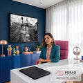 Menino vestido de palhaço com chapéu de pompom diante de tenda de circo em preto e branco, quadro decorativo