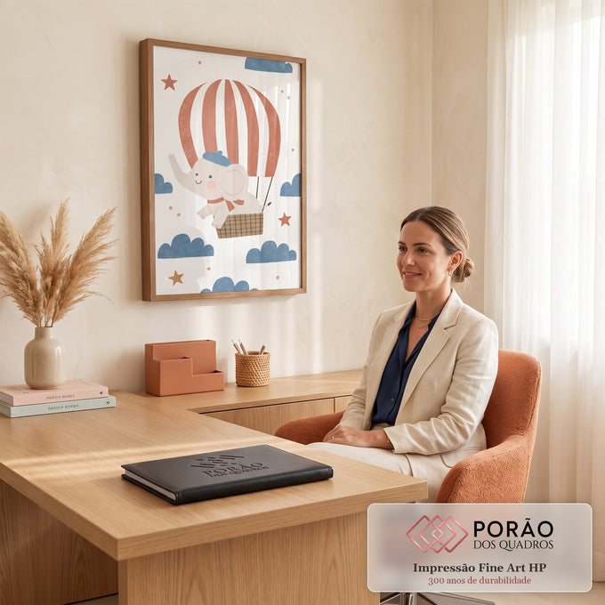 Elefantinho de boina em balão de ar quente listrado entre nuvens azuis e estrelas, quadro decorativo