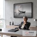 Fotografia preto e branco de barco de madeira na areia molhada da praia sob névoa, quadro decorativo