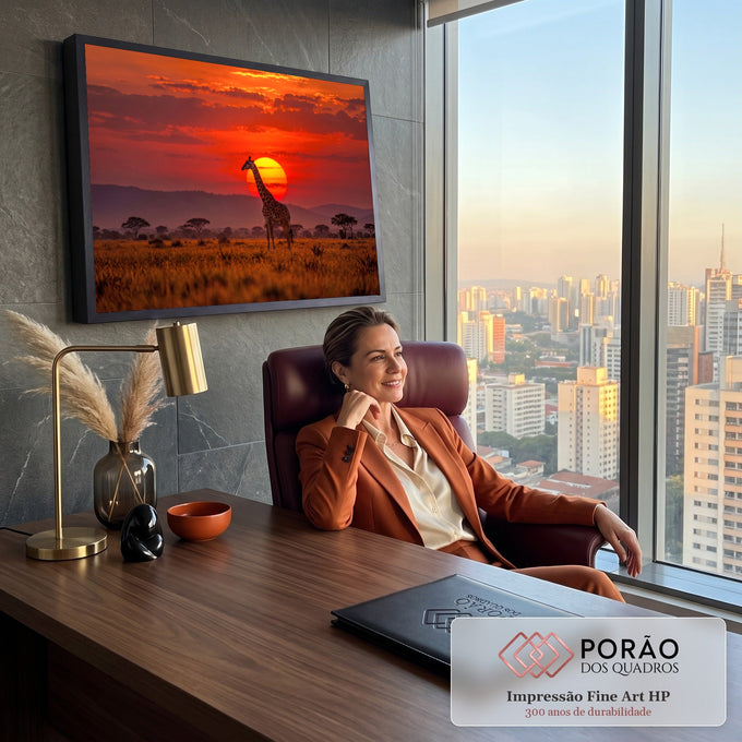 Girafa diante do grande sol vermelho na savana africana com acácias ao fundo, quadro decorativo