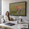 Quadro Decorativo Grande Leopardo Felino Selvagem para Sala | quadros decorativos | leopardo caminhando por campo de grama com flores azuis silvestres | em ambiente 2 | Porao dos Quadros