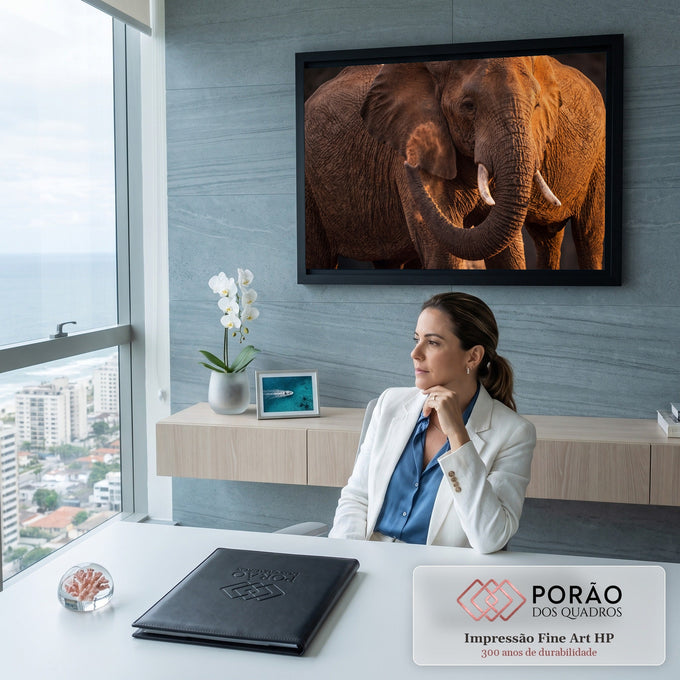 Elefante africano em close com presas de marfim, tromba curvada e poeira na luz dourada, quadro decorativo