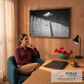 Quadro Decorativo Grande Escada e Nuvem para Sala Preto | quadros decorativos | escada encostada em muro com palavra dream e nuvem solitária em preto e branco | em ambiente 2 | Porao dos Quadros