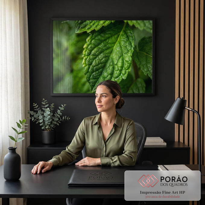 Quadro Decorativo Grande Folha de Hortelã para Sala Verde | quadros decorativos | folha verde em macro com nervuras e gotículas de água visíveis | em ambiente 2 | Porao dos Quadros