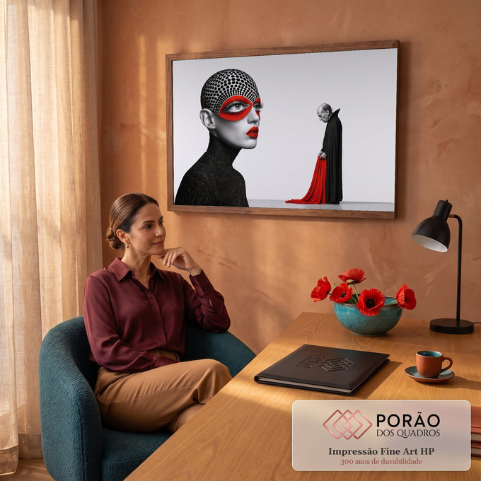 Mulher com touca de bolinhas e máscara vermelha e homem de capa preta ao fundo, quadro decorativo
