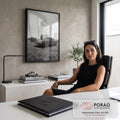 Porsche 911 clássico em campo com mulher e fardo de feno, fotografia preto e branco, quadro decorativo