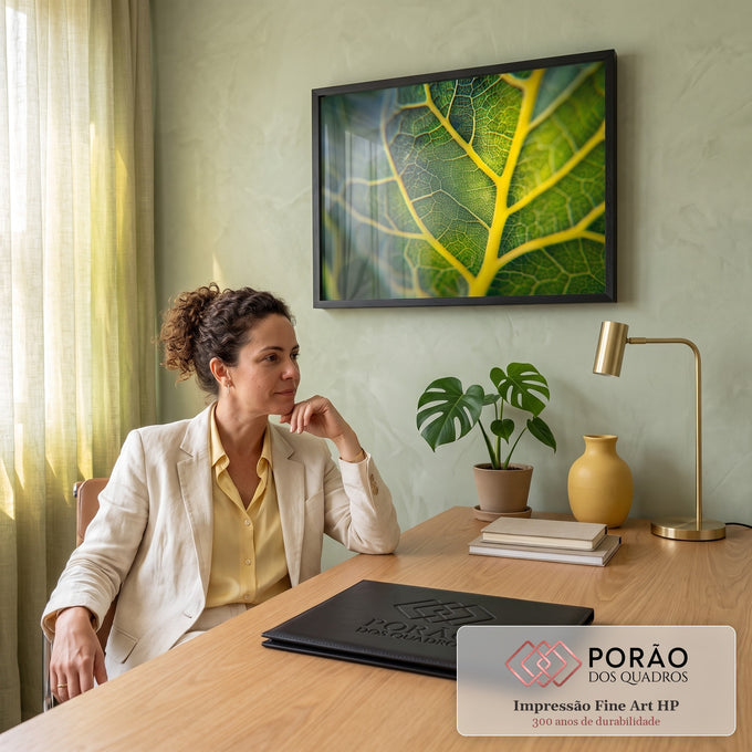 Folha verde fotografada em close com nervuras amarelas e textura rendada, fundo desfocado, quadro decorativo