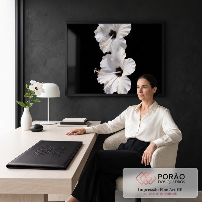 Quadro Decorativo Grande Flores Brancas de Hibisco para Sala | quadros decorativos | duas flores brancas de hibisco com centro escuro e estames amarelos sobre fundo preto | em ambiente 2 | Porao dos Quadros