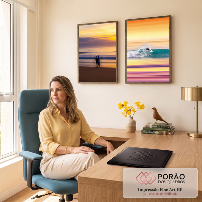 Quadro Decorativo Kit 2 Telas Surfista e Prancha para Sala | quadros decorativos | surfista em silhueta na praia e surfista cortando onda sob céu de pôr do sol | em ambiente 2 | Porao dos Quadros