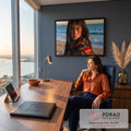 Quadro Decorativo Grande Menina com Poncho para Sala Azul | quadros decorativos | menina de cabelos escuros com poncho colorido à beira-mar ao pôr do sol | em ambiente 2 | Porao dos Quadros
