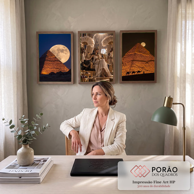 Quadro Decorativo Kit 3 Telas Pirâmides do Egito para Sala | quadros decorativos | tríptico com pirâmides, lua cheia, rainha egípcia em trono dourado e camelos no deserto | em ambiente 2 | Porao dos Quadros