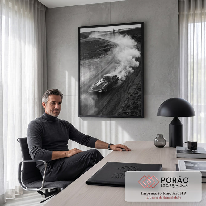 Carro esportivo clássico preto levantando poeira em estrada de terra no deserto com cacto, quadro decorativo