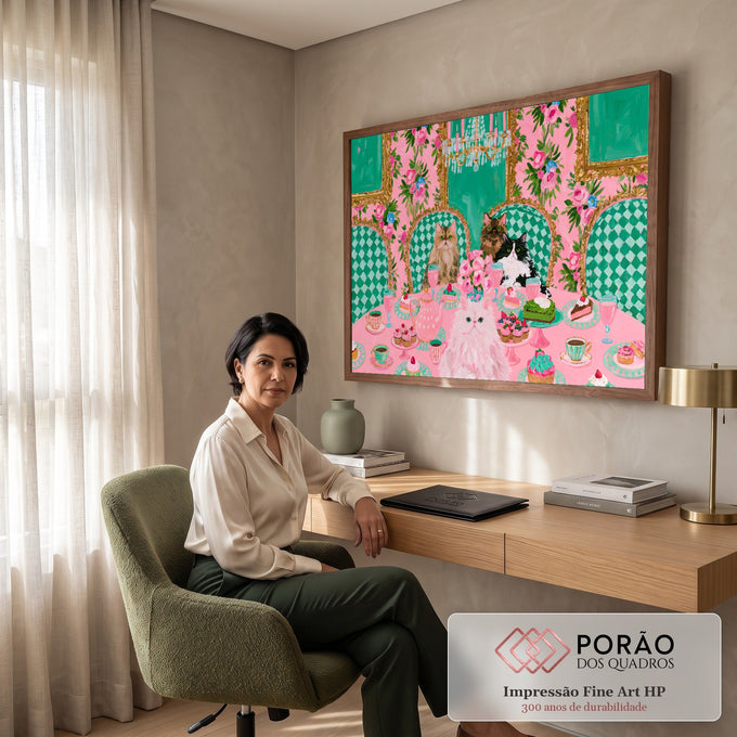 Quadro Decorativo Grande Gatos no Chá da Tarde para Sala | quadros decorativos | gatos fofos sentados numa mesa de chá rosa com doces e lustre de cristal | em ambiente 2 | Porao dos Quadros