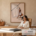 Quadro Decorativo Grande Mulher com Raquete para Sala Bege | quadros decorativos | mulher de vestido branco caminha em quadra de tênis bege com raquete e bolsa | em ambiente 2 | Porao dos Quadros